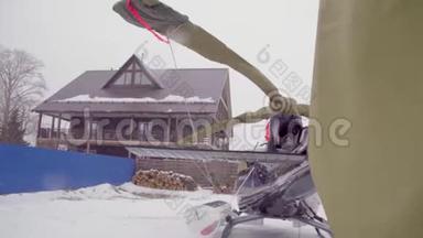 滑雪巡回赛旅馆的直升机。 下雪了
